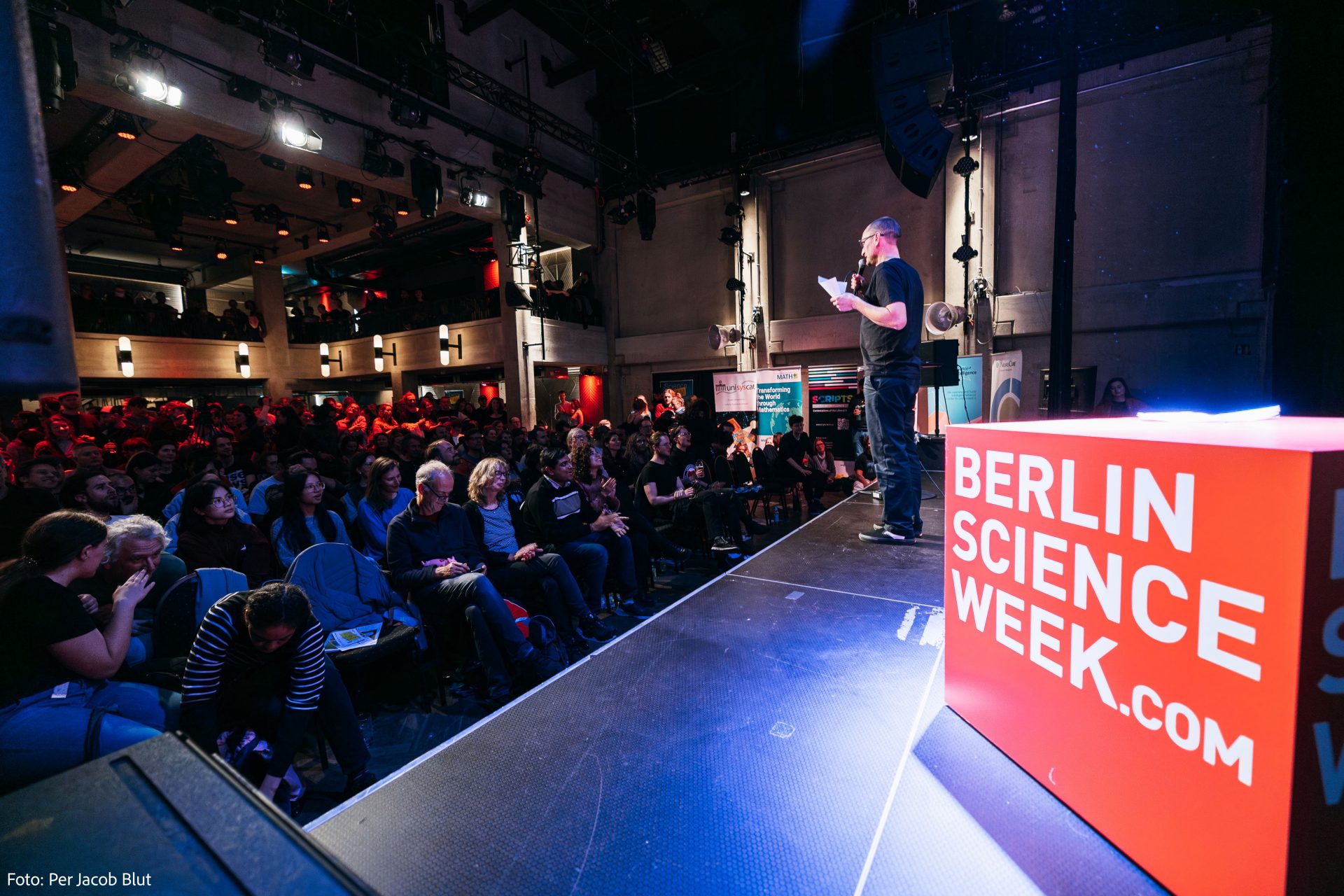 SCIoI at the Berlin Science Week with two performances – a Win at the Science Slam and a showcase of RoboFish